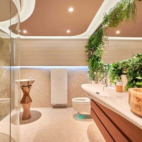 Modernes Badezimmer mit Holzwaschbecken, Pflanzenwand und eleganter Beleuchtung.