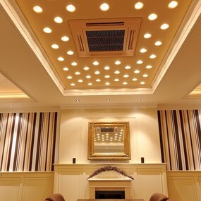 Elegantes Esszimmer mit moderner Deckenbeleuchtung, Holz­tisch und stilvoller Wandgestaltung.